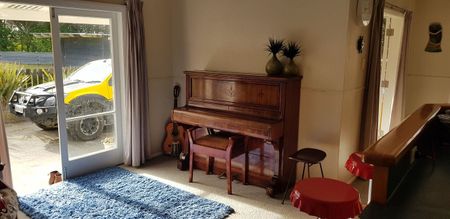 Beach Living - Large Family Home - Photo 3
