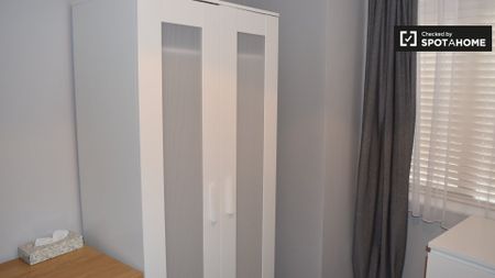 Room for rent in 4-bedroom apartment in Glasnevin, Dublin - Photo 5