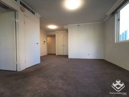 Spacious One Bed Apartment in Heart of Chatswood - Photo 5