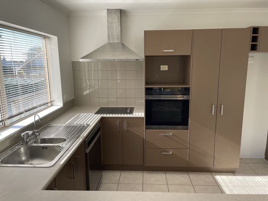Property Management35 Chesterfield Way, Orewa - House for Rent - Photo 1