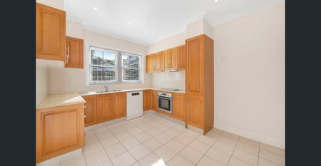 SPACIOUS COURTYARD APARTMENT - Photo 4