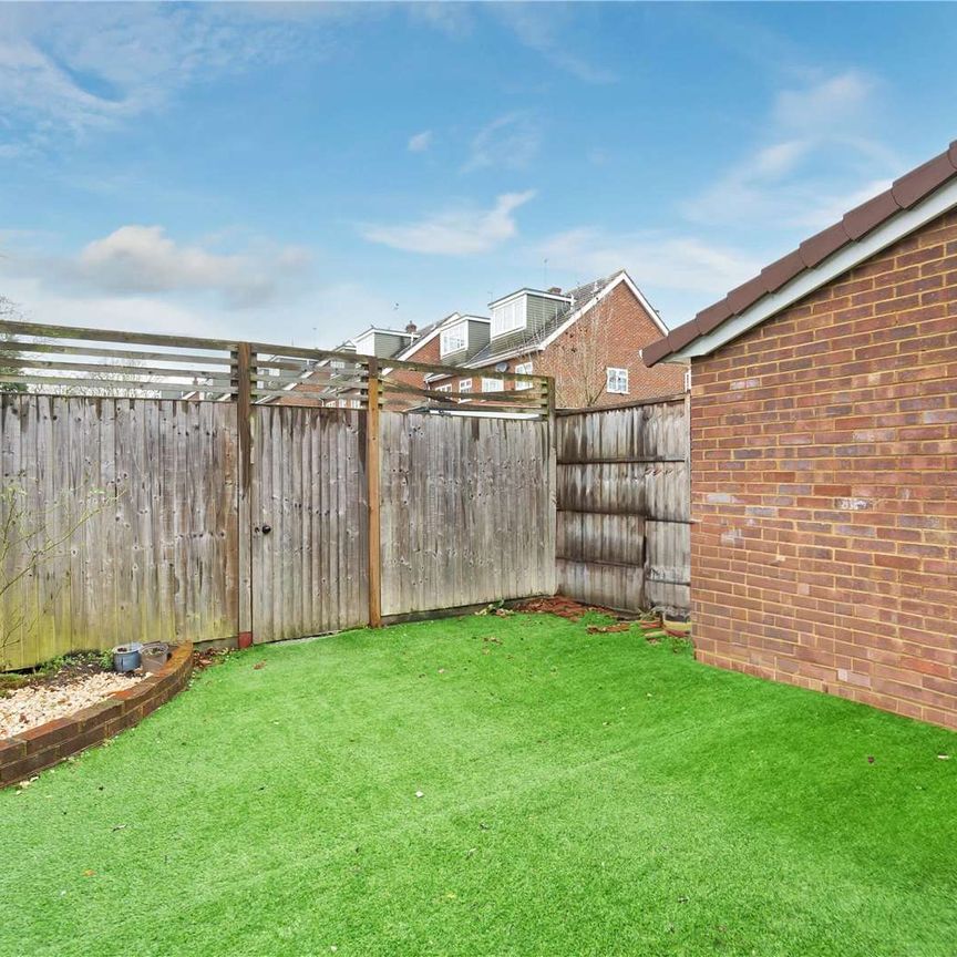 Four bedroom home with accommodation over three floors, located in a popular cul- de- sac just 0.2 miles from Walton on Thames Station. - Photo 1