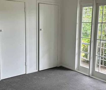 LARGE FAMILY HOME READY TO MOVE IN - Photo 4