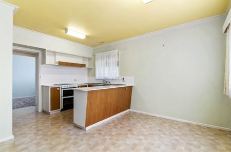 4 Bedroom Home in Morwell - Photo 3