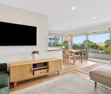 Sunny Top Floor Apartment with Ocean Views - Photo 4