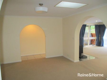 Spacious Family Home with Pool, including fortnightly servicing - Photo 4