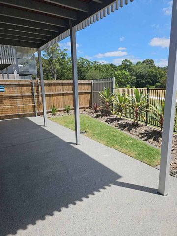 AVAIL 15/12/2025 - 3 BED 2BATH TOWNHOUSE - FULLY DUCTED AIR & A LAWNED BACKYARD OVERLOOKING PARK - Photo 3