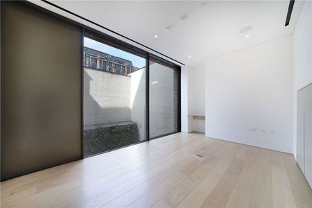 An immaculate three bedroom duplex with private courtyard patio (ground and lower ground floors) that is part of a new modern development in a quiet street close to Holland Park, High Street Kensington and Notting Hill Gate. EPC rating: B | Council Tax Band H - Photo 4
