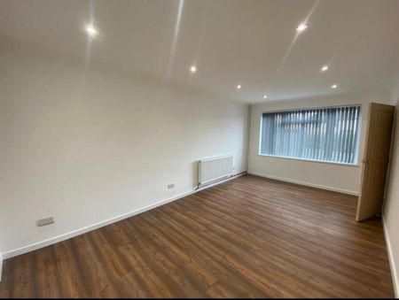 3 Bed Semi-Detached House, Leeds, LS16 - Photo 2