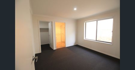 Modern 4 Bedroom Home - Photo 4