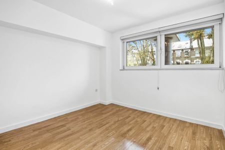 Guide Price £2,200 pcm - Available Now - Unfurnished - Photo 3