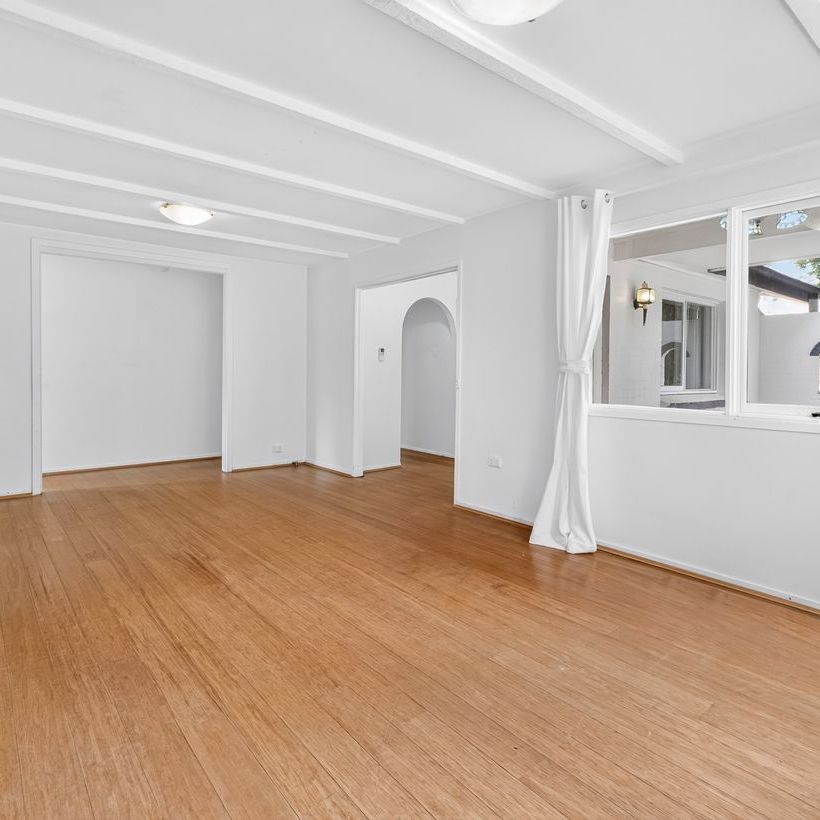 Spacious Four-Bedroom Home in a Peaceful Leura Setting - Photo 1