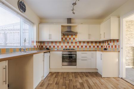 To Let 3 Bed House - Semi-Detached - Photo 2