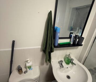 1 bedroom in a house share to rent - Photo 3