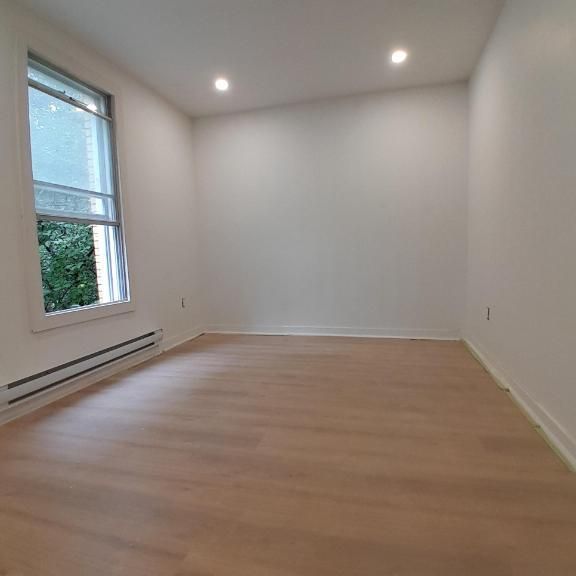 3 CAC près du Parc Lafontaine, $2300, **1 mois gratuit** - Photo 1