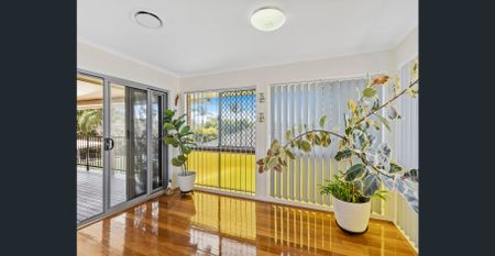 Family Home with Pool in Wynnum West - Photo 3