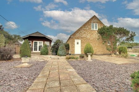 4 bedroom detached bungalow to rent - Photo 2