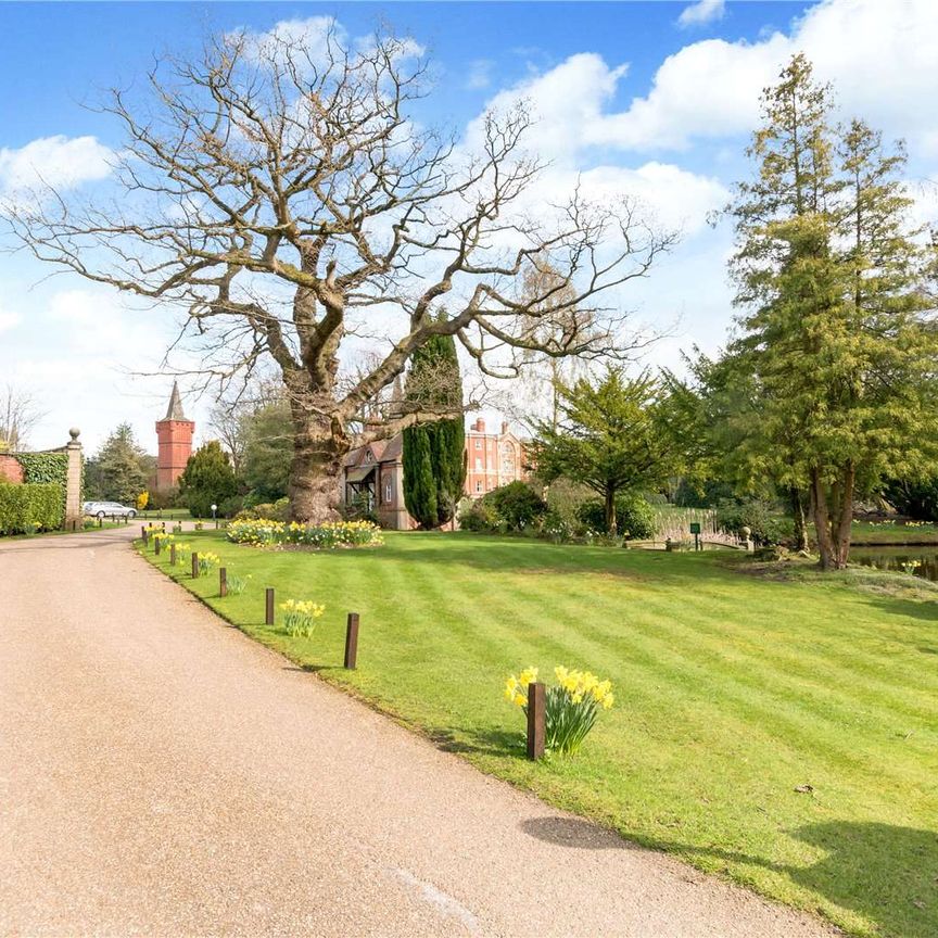 Unique character property in prestigious gated mansion conversion - Photo 1