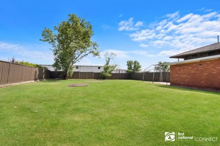 Spacious Family Home with a huge backyard! - Photo 5