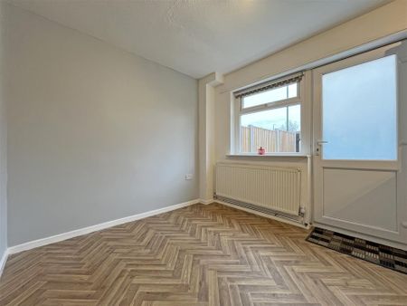 2 bedroom Terraced House to rent - Photo 2