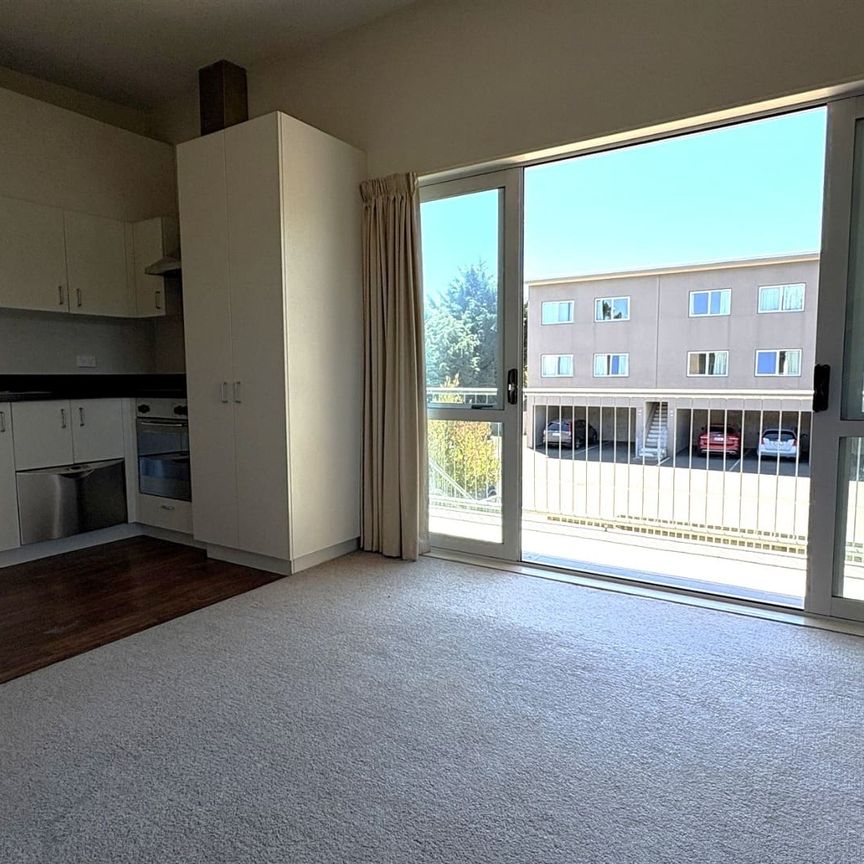 Keeping it light in Bordesley - Photo 1