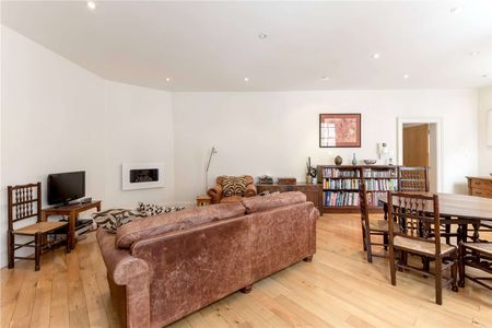 Handsome three storey, unfurnished, four en-suite bedroom mews house with integrated garage. - Photo 3