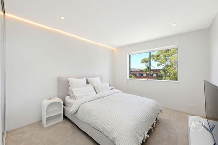 Modern & Renovated 2 Bedroom Top Floor Apartment In Prime Location - Photo 4