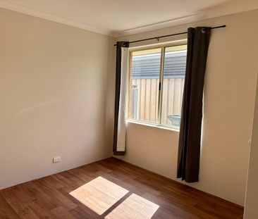 Freshly painted, new flooring & lawnmowing included! - Photo 3