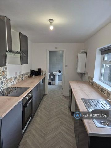 3 bedroom semi-detached house to rent - Photo 5