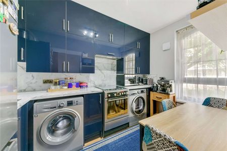 Situated in Frobisher House the property has recently been refurbished to a high specification. - Photo 4