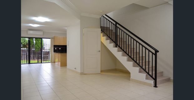 Well located 3 bedroom townhouse!! - Photo 1