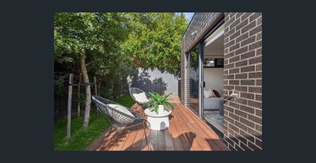 Wonderful ground floor apartment with attractive courtyard - Photo 2