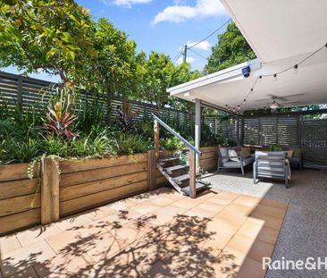 Spacious Ground-Floor Apartment with Private Courtyard & Entry - Photo 5