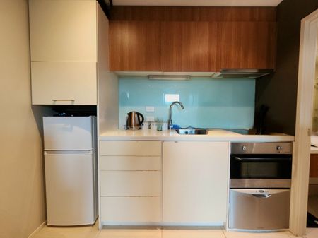 City Living at the Docks with carpark - Photo 4