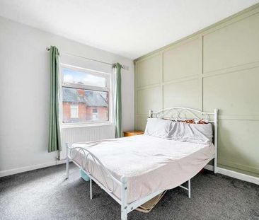 Reading, Berkshire, RG6 - Photo 4