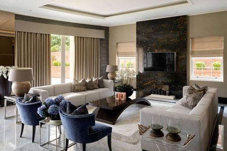 An impressive and palatial eight bedroom house Coombe Wood Golf Course offering over 10,000 sq. ft. with 0.75a of gardens with an indoor swimming pool and spa. - Photo 2