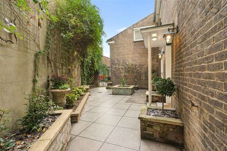 Newly refurbished three bedroom mews house - Photo 4