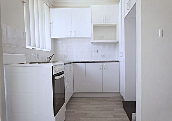 Neat and Tidy 2 Bedroom Unit in a Great Location! - Photo 1