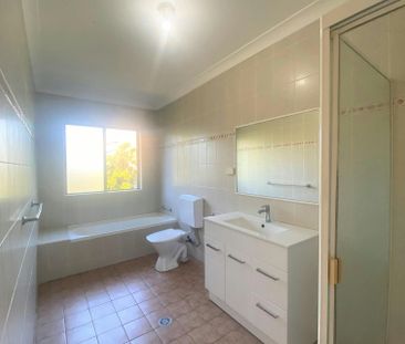 SPACIOUS AND MODERN TOP FLOOR APARTMENT - Photo 5