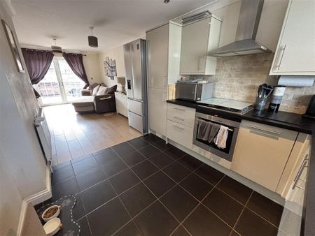 3 bedroom terraced house to rent - Photo 4