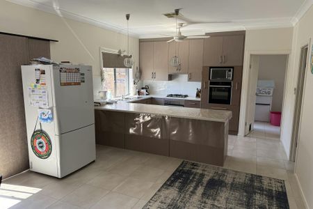 Modern Family Home - Photo 3