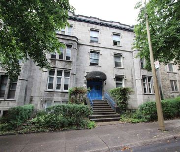 Three-Bed, One-Bath (5.5) - 2030 Rue Du Fort, Montréal - Photo 1