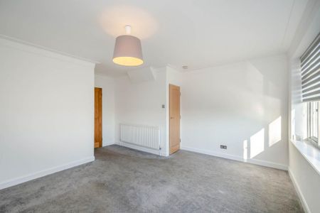 3 bedroom flat to rent - Photo 2