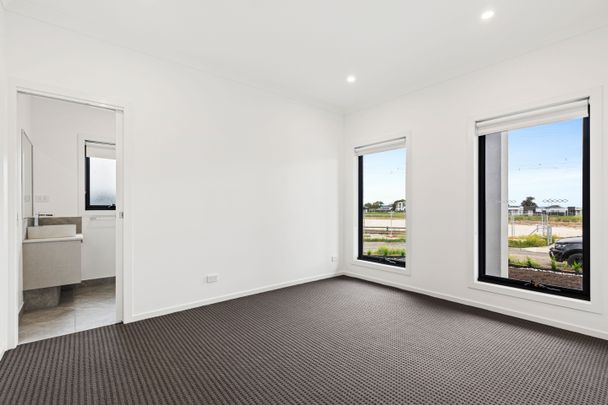 Spacious 4-Bedroom Home with Modern Features in Wollert - Photo 1