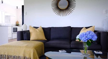 Recently renovated furnished apartment with views. - Photo 3