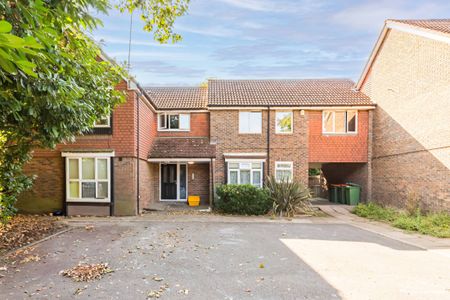 Elmley Close, Beckton, E6 - Photo 4