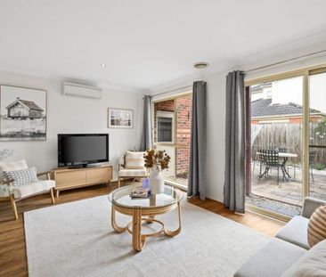 Pretty as a picture and easy walk to the heart of Croydon - Photo 1