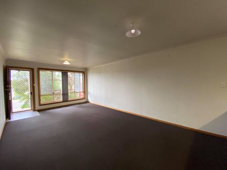 QUALITY TOWNHOUSE - 2 MINUTES WALK TO SHOPS - Photo 4