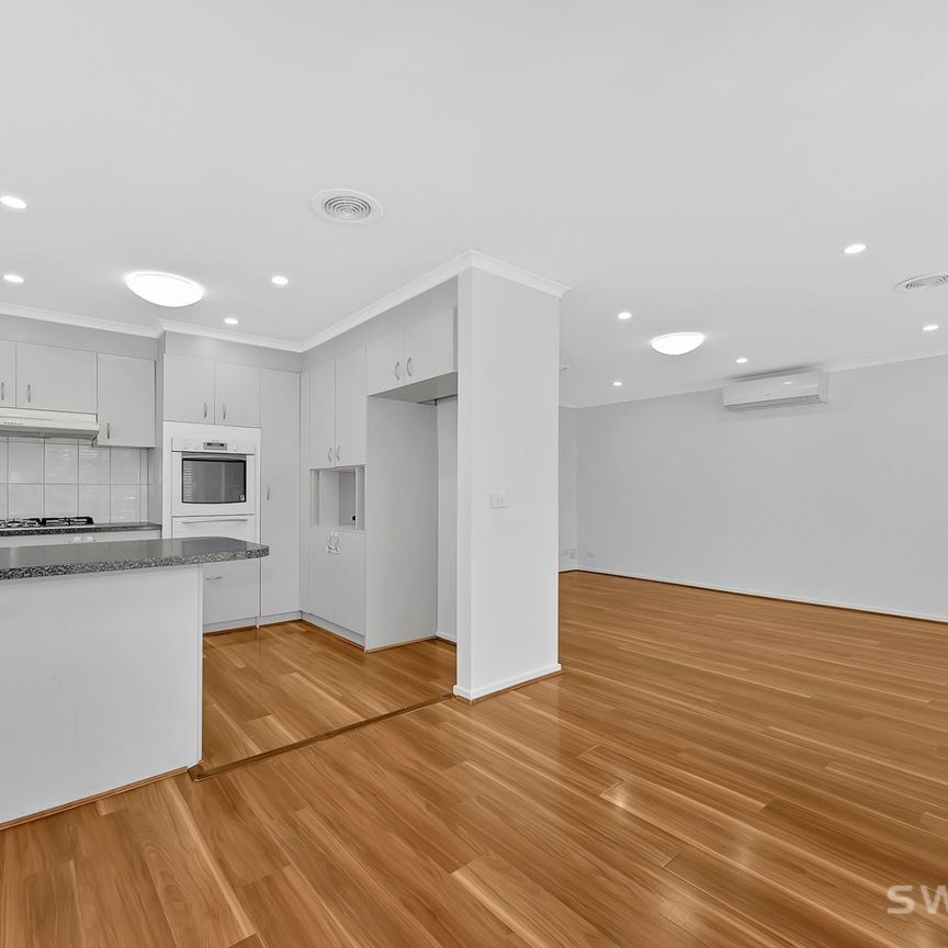 Exceptionally spacious and tastefully refurbished residence in quiet court location - Photo 1