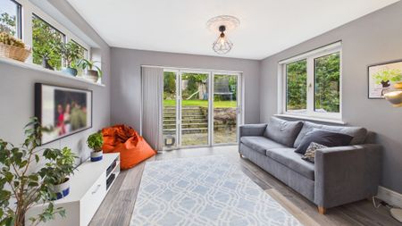 Heatherley Road, Camberley - 4 bedrooms Property for lettings - Seymours - Photo 2